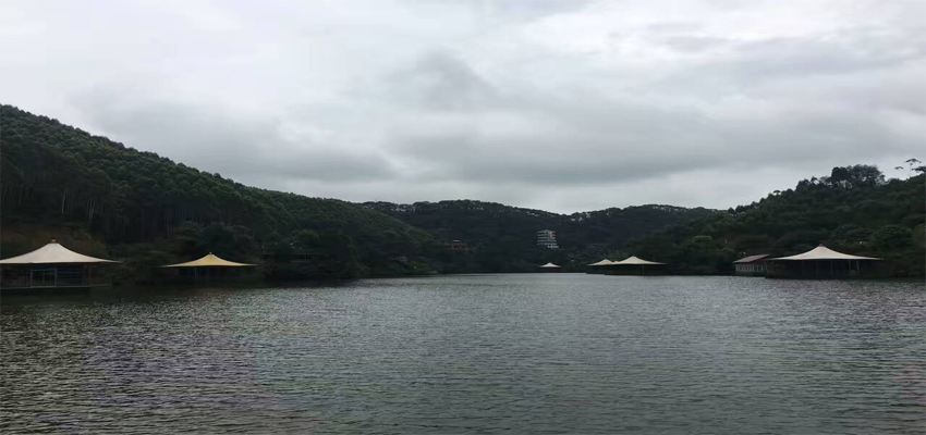 工業節能風扇核心團隊于景區乘船、觀賞山水